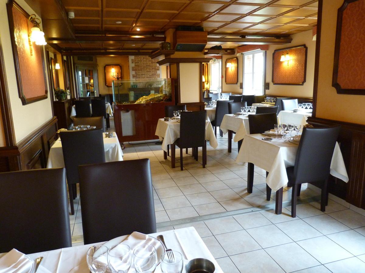 Hostellerie Du Chateau Saint-Pere-sur-Loire Esterno foto
